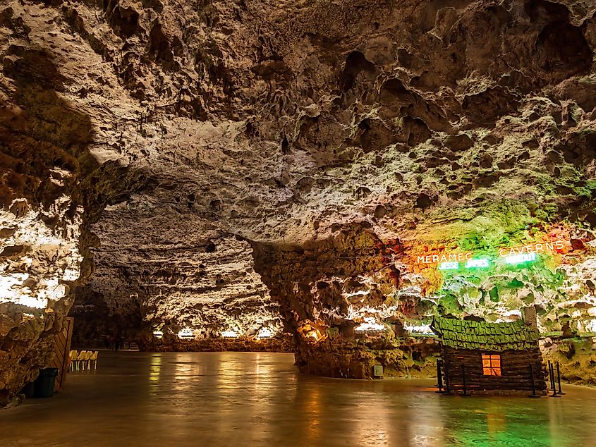 Interior view of the Meramec Caverns in Meramec State Park