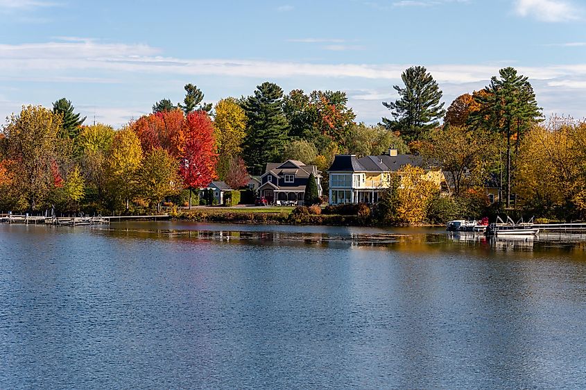 Ayer's Cliff, Quebec: Ayer's Cliff Lake & trees with autumn foliage in the Quebec countryside