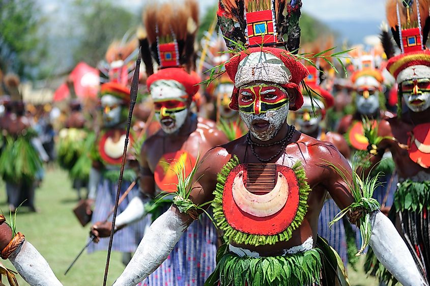 戈罗卡部落节上原住民的彩色肖像。 巴布亚新几内亚。 图片的使用已获得 Shutterstock.com 的许可。