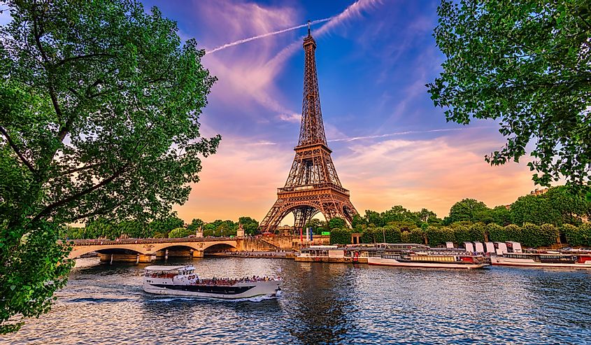 Париж Эйфелева башня и река Сена на закате в Париже, Франция.