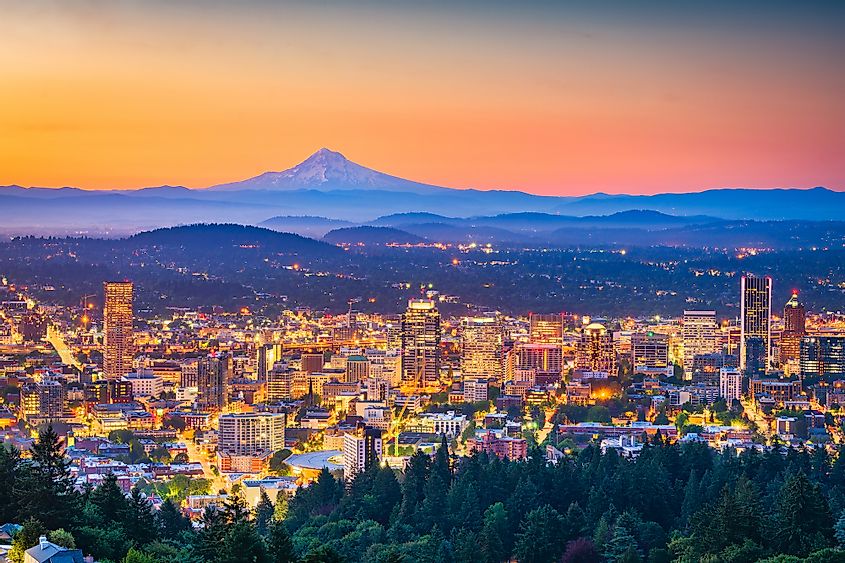 Portland, Oregon, USA skyline at dusk 