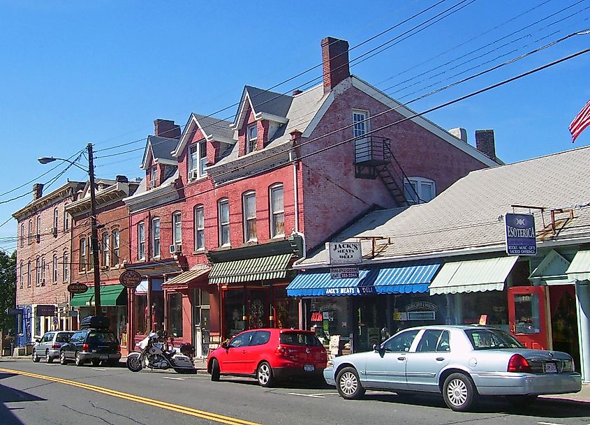 Buildings on downtown main street, By Daniel Case, CC BY-SA 3.0, https://commons.wikimedia.org/w/index.php?curid=2927186