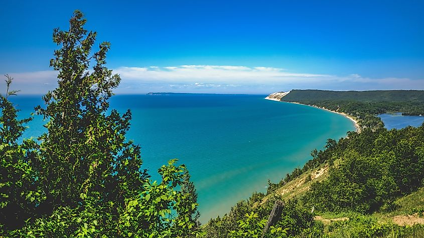 A scenic view of the Empire Bluff Trail overlooking Lake Michigan (Wirestock Creators / Shutterstock)