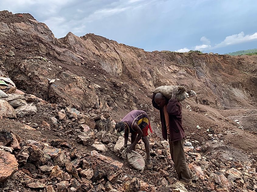 Artisanal cobalt miners in the Democratic Republic of Congo (Credit: The International Institute for Environment and Development, CC BY 2.5 <https://creativecommons.org/licenses/by/2.5>, via Wikimedia Commons)