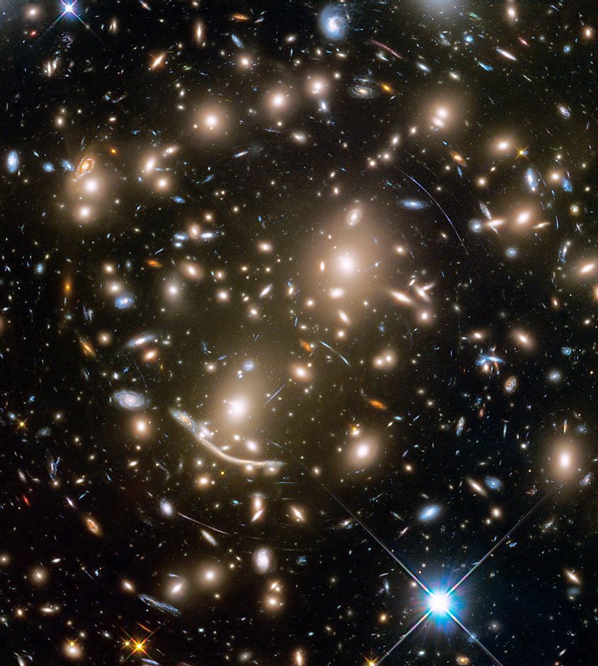Хаббл наблюдает гравитационное линзирование галактик на этом изображении, НАСА