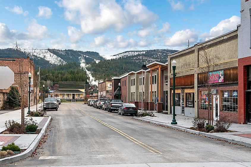 La calle principal del histórico Priest River, Idaho, en el noroeste de EE. UU. en invierno, a través de Kirk Fisher / Shutterstock.com