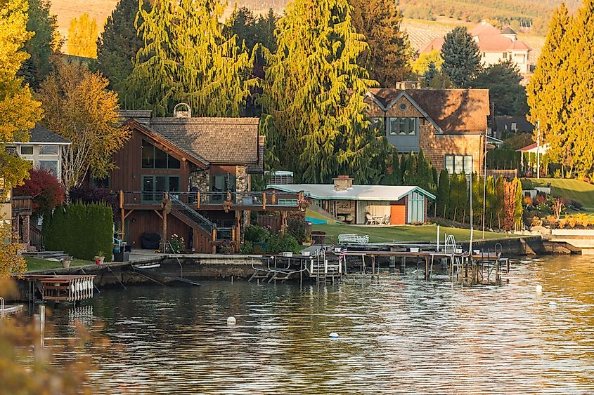 Houses and jetties on the shores of Chelan Lake, Washington, via Esteban Martinena Guerrer / Shutterstock.com