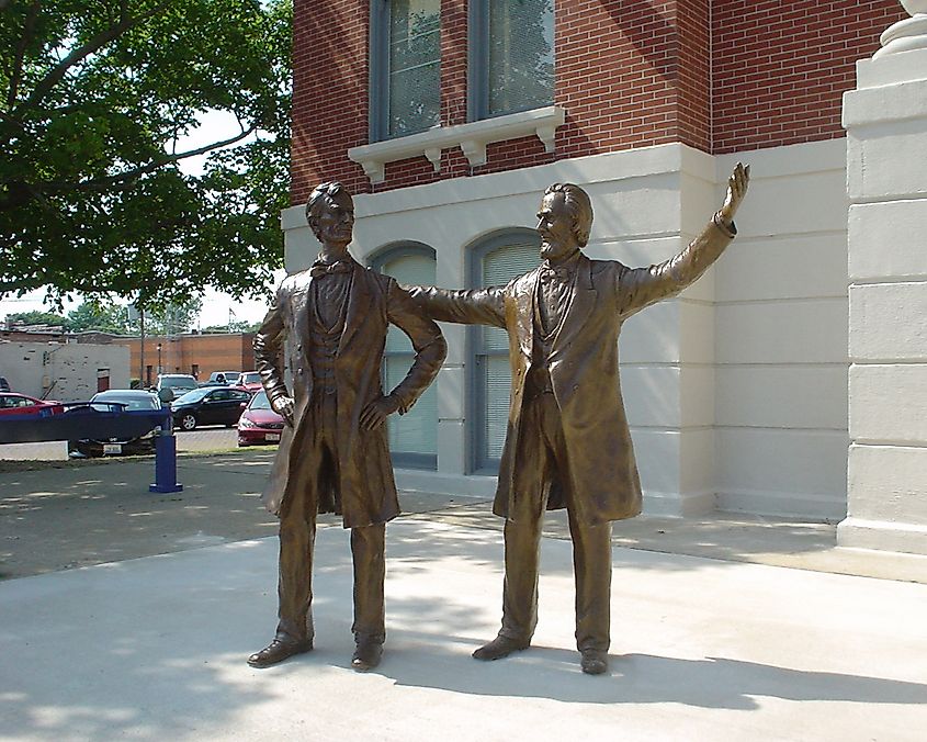 A statue of Abraham Lincoln in front of the Shelbyville Courthouse