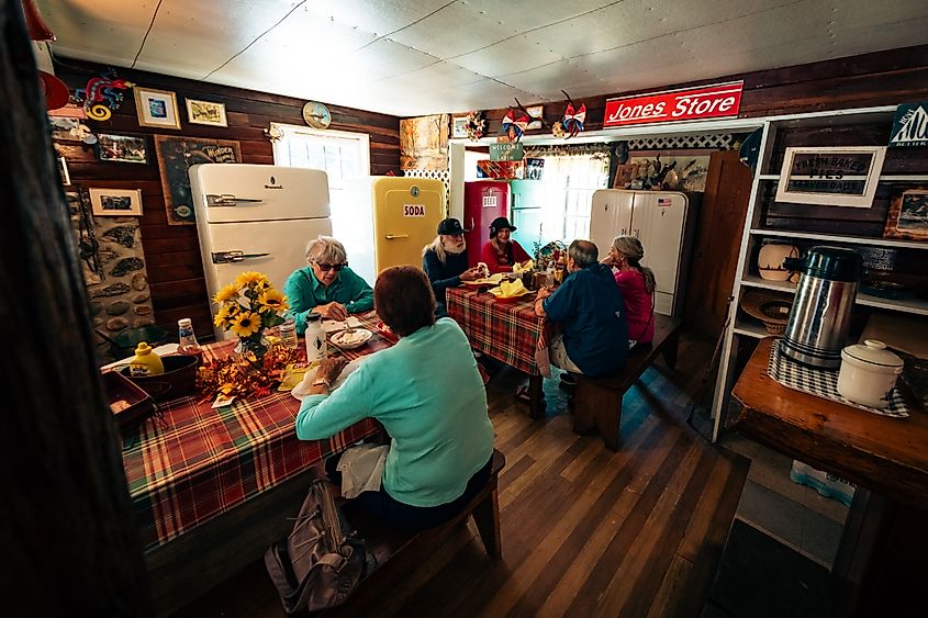 Lunch at Jones Store (Guywelch2000, CC0, via Wikimedia Commons)