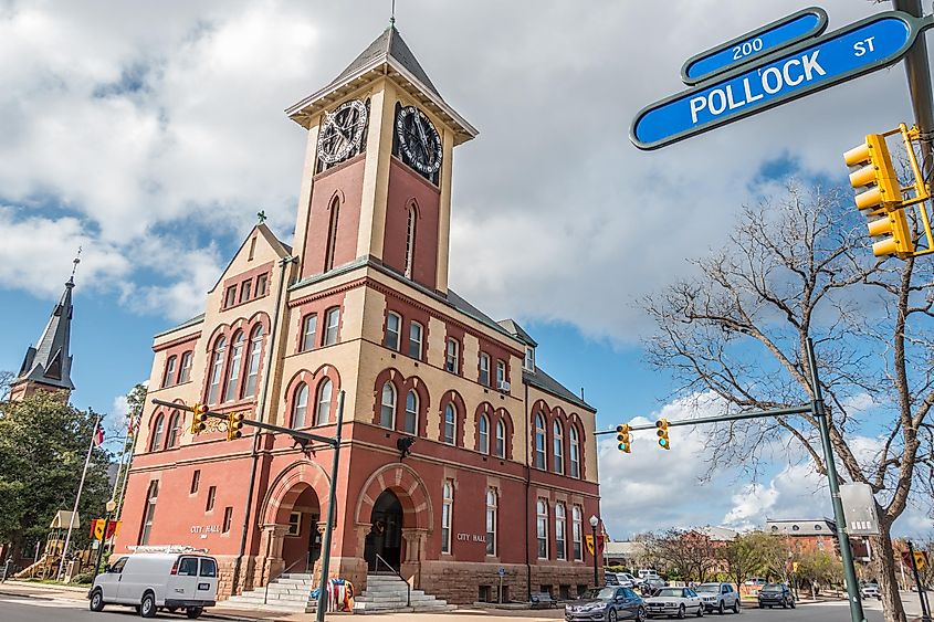 City Hall building in New Bern, North Carolina, via Grzegorz Czapski / Shutterstock.com