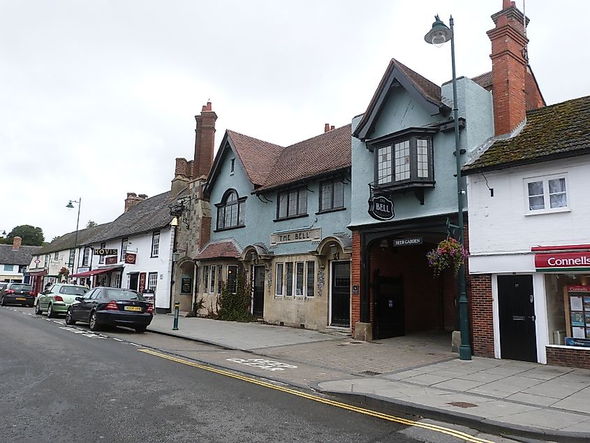 Amesbury, Wiltshire, UK. The Bell Inn, Salisbury Street, Amesbury, Wiltshire by Derek Voller, CC BY-SA 2.0 <https://creativecommons.org/licenses/by-sa/2.0>, via Wikimedia Commons