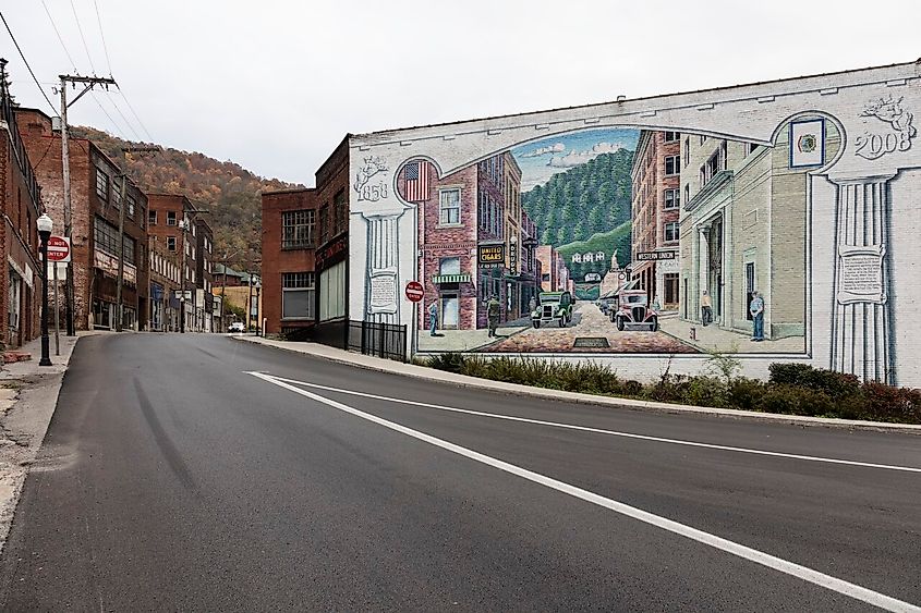 Gigantic 2009 mural by Tom Acosta in the distressed Appalachian town of Welch in southern West Virginia (Carol M. Highsmith, Public domain, via Wikimedia Commons)