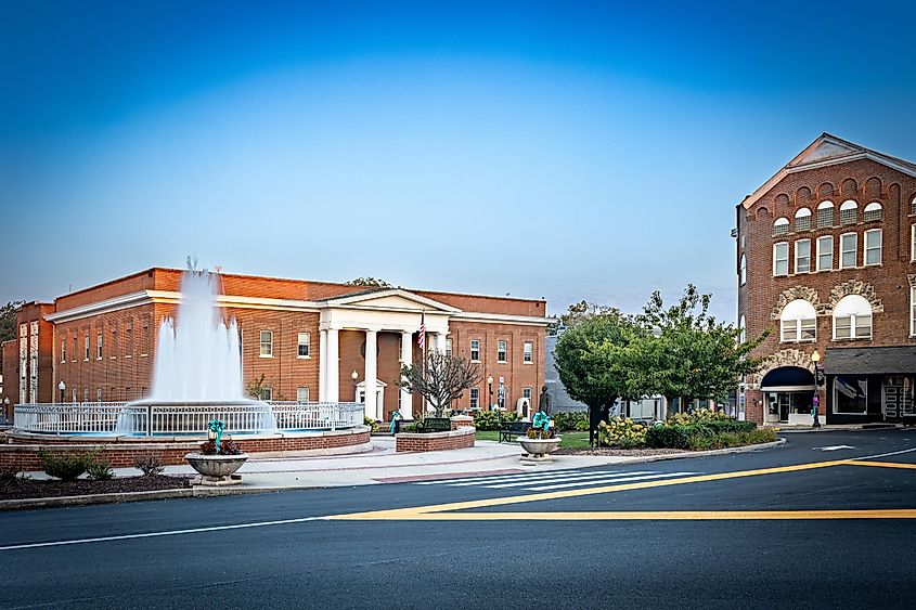 City center fountain and the Pulaski County government office in Somerset, Kentucky