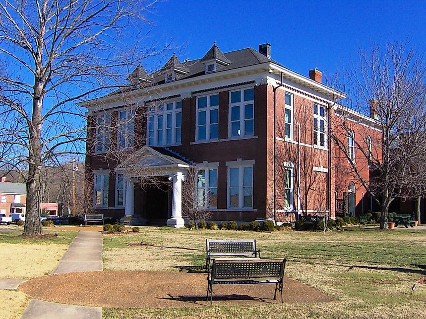 Cheatham County Courthouse in Ashland City, By Brian Stansberry - Own work, CC BY 3.0, https://commons.wikimedia.org/w/index.php?curid=3539604