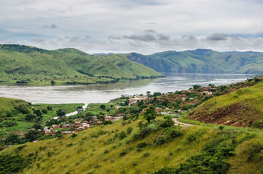 Uma pequena aldeia em colinas verdes no rio Congo, República Democrática do Congo, África
