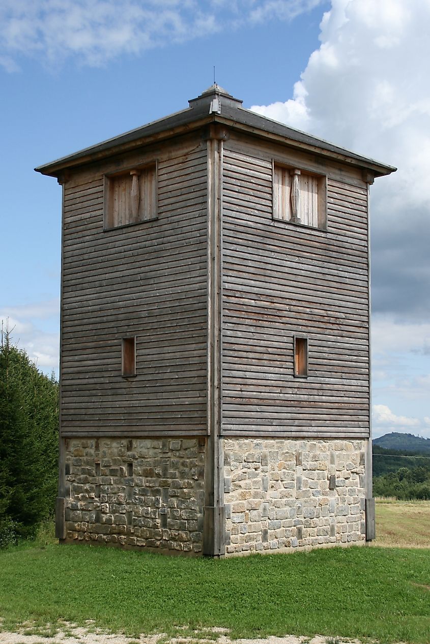 Reconstruction of a vigilarium, "watchtower", a type of castrum, at Rainau-Buch, Germany. By Haselburg-müller - Own work, CC BY-SA 3.0.