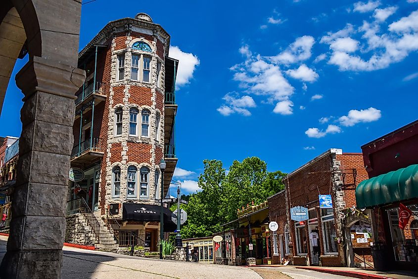 Historic downtown Eureka Springs, Arkansas, USA, featuring boutique shops and renowned buildings.