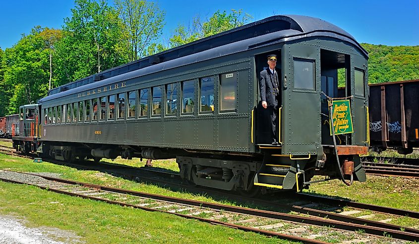 Старый локомотив едет по живописной железной дороге Беркшир.