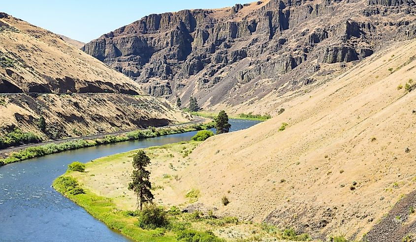 The Yakima River cuts through the dry canyon