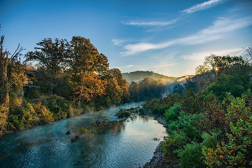 Misty November norning on the Buffalo River in Jasper, Arkansas