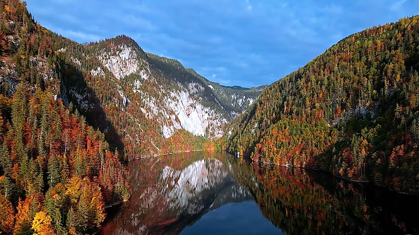 Fall scenery at the Crawford Notch State Park, New Hampshire.