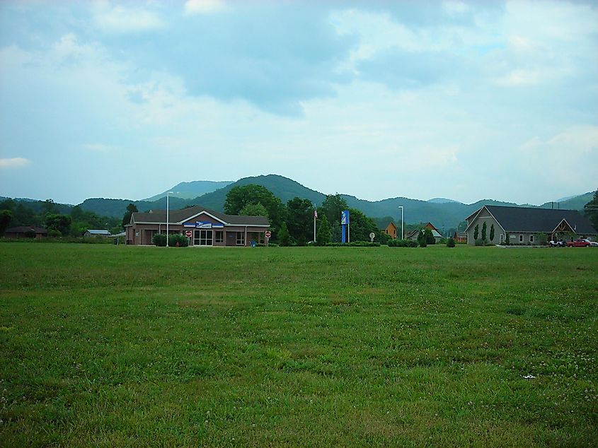 The recently constructed post office in Townsend, Tennessee, is near the small community's center. Photo taken by myself, Scott Basford, on June 23, 2006. No machine-readable author provided. Blinutne assumed (based on copyright claims). - No machine-readable source provided. Own work assumed (based on copyright claims)., CC BY-SA 3.0, https://commons.wikimedia.org/w/index.php?curid=906363