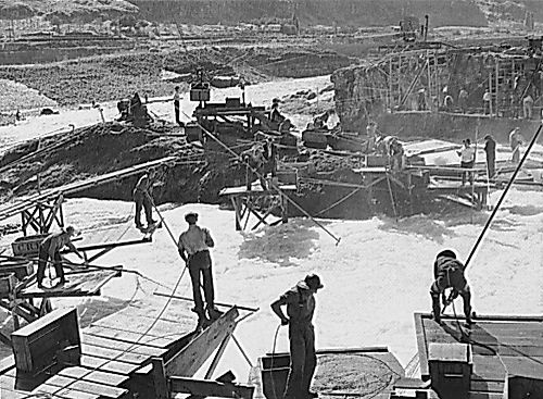 Native salmon fishermen at Celilo Falls.