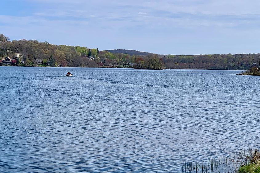  Вид с лодочного трапа в Нетконге, штат Нью-Джерси, на озеро Масконетконг, водохранилище Стэнхоуп на канале Морриса.