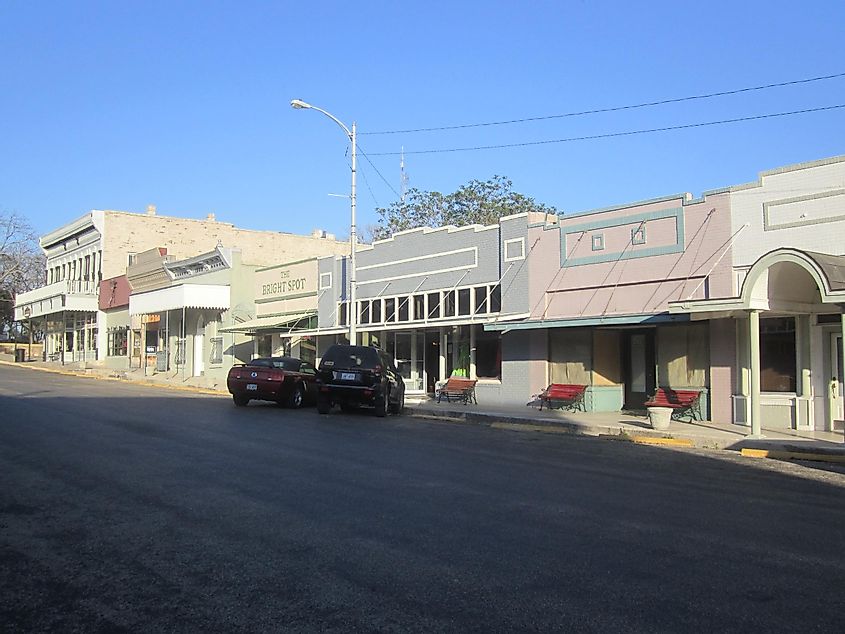 A glimpse of the eastern side of downtown Sonora, By Billy Hathorn - Own work, CC BY-SA 3.0, https://commons.wikimedia.org/w/index.php?curid=14851189