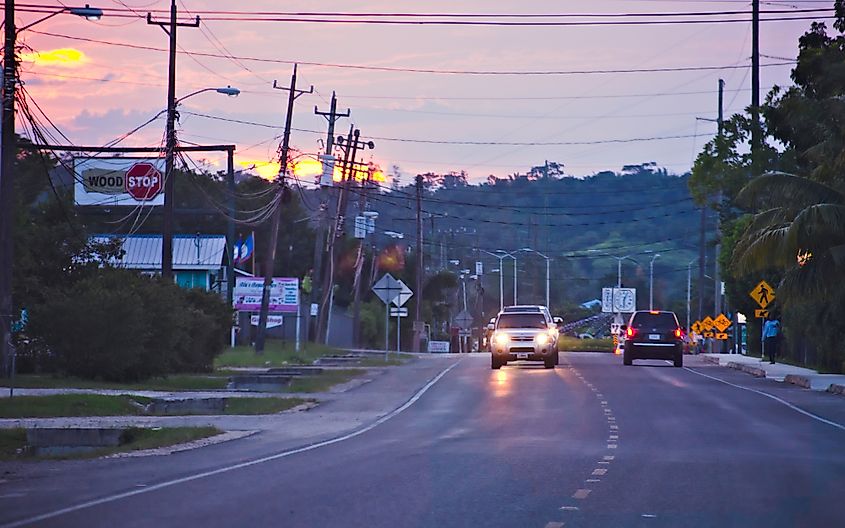 el tráfico en la carretera en la penumbra de Belmopan