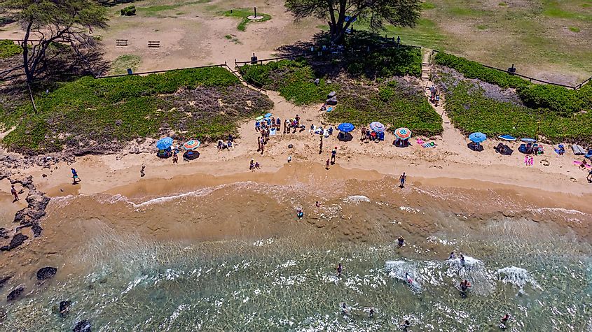 Вид с воздуха на часть пляжа Камаоле III, Кихей, Гавайи. Люди на пляже наслаждаются солнечной погодой и теплым океаном