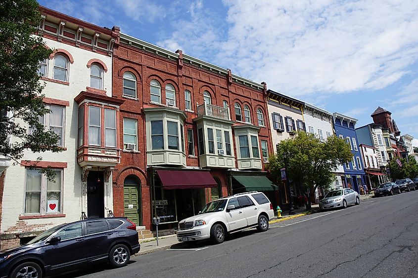 Streetscape of Warren Street in downtown Hudson