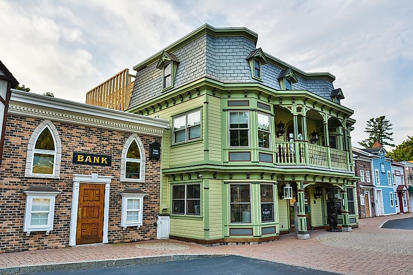 Buildings of Adventure Suites theme hotel in North Conway, via Alizada Studios / Shutterstock.com