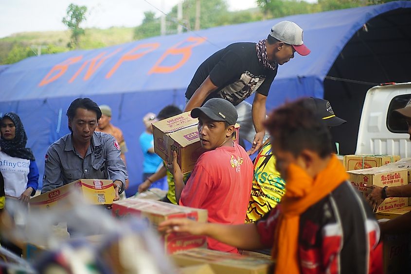 Indonesian volunteers after an earthquake 