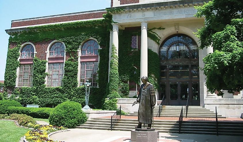 Pogue Library, Murry State University. Image credit Hunter00047 via Encyclopædia Britannica.