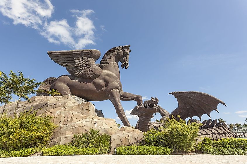 Pegaso, nugalėjusio drakoną, statula Gulfstream parke, Hallandale paplūdimyje, Floridoje