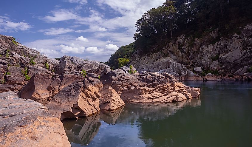 The calm Potomac River surrounded by impressive Rocks at the Billy Goat Trail in the Great Falls National Park