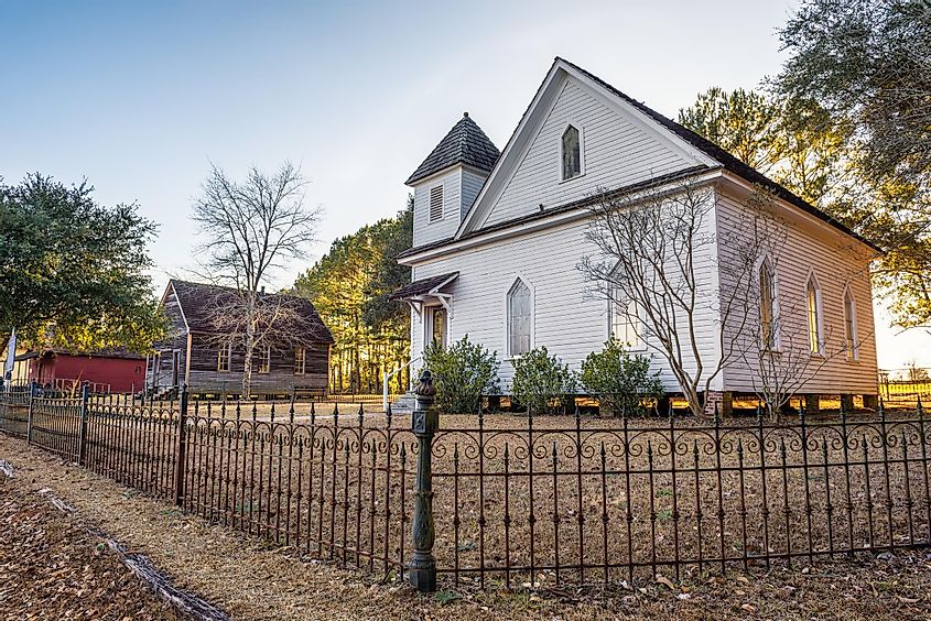 Старая церковь и дома в парке исторических достопримечательностей недалеко от Дотана, штат Алабама