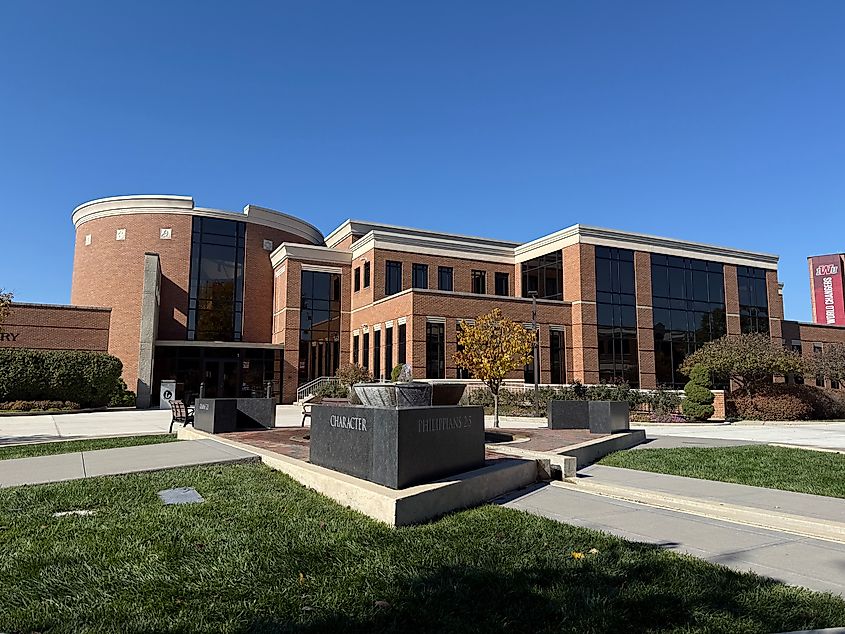 Jackson Library and University Fountain.