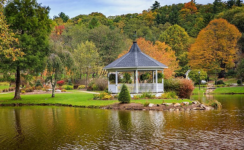 Осенний вид на парк Бройхилл и озеро Мэйвью в центре города Блоуинг-Рок, Северная Каролина.