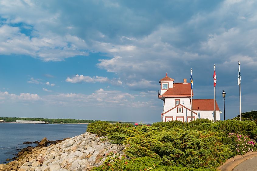 Liverpool's Fort Point Lighthouse (Nova Scotia, Canada)