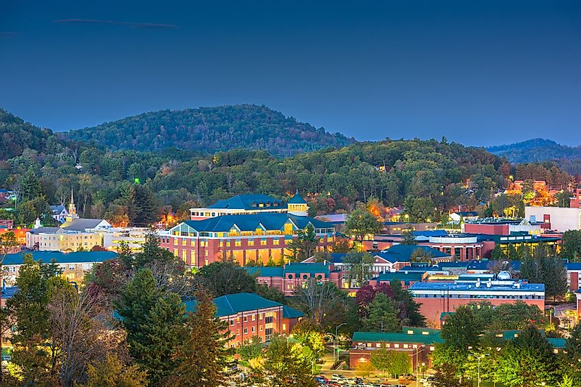 Бун, Северная Каролина, США кампус и городской пейзаж в сумерках.