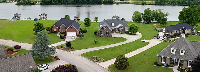 Homes along the water in Kingston, Tennessee.