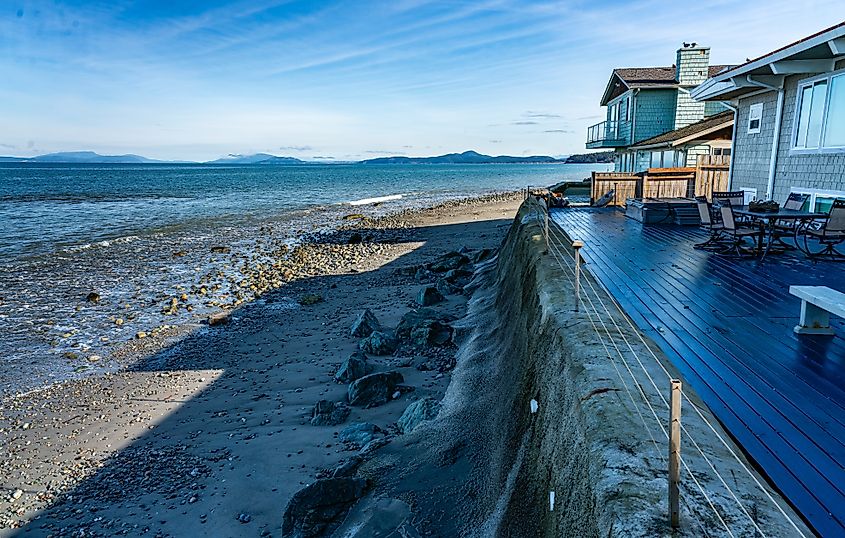 A view of the shoreline in Oak Harbor, Washington whith the front of a home in the scene.