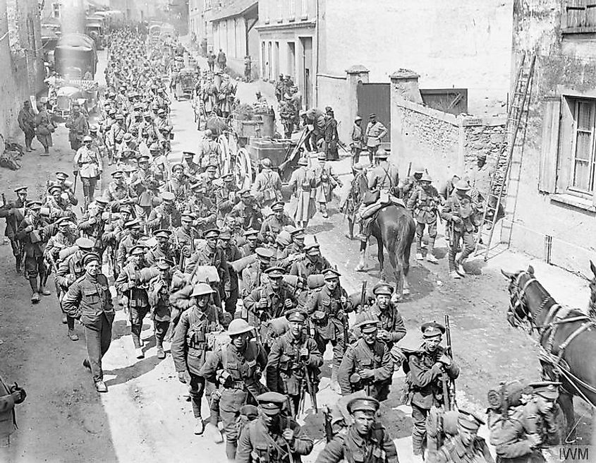 he German Spring Offensive, March-july 1918 The Third Battle of the Aisne. French and British troops marching back together through Passy-sur-Marne, 29 May 1918.