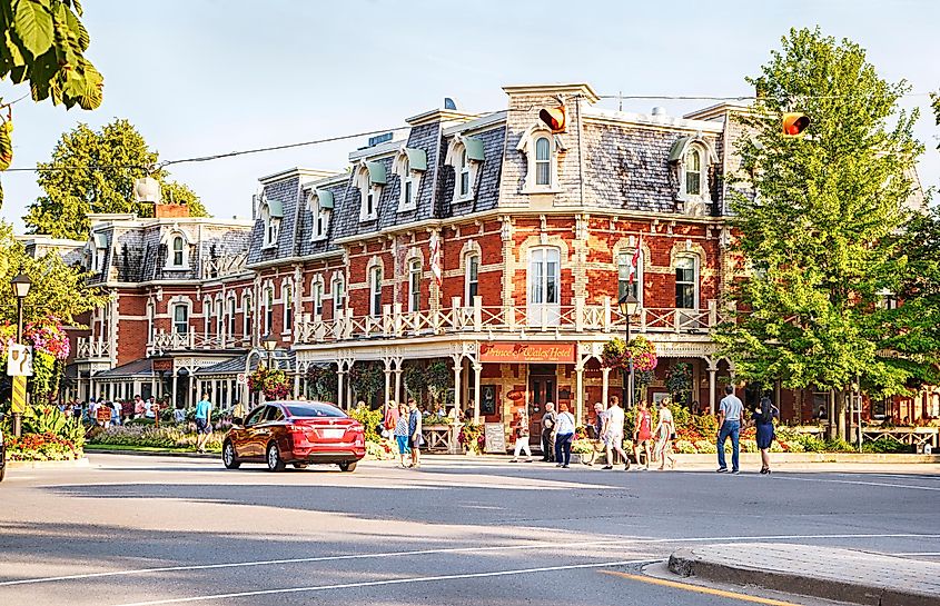 The Prince of Wales Hotel and a horse carriage in Niagara-on-the-Lake, Ontario.