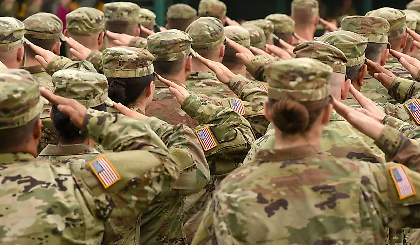 US soldiers giving salute