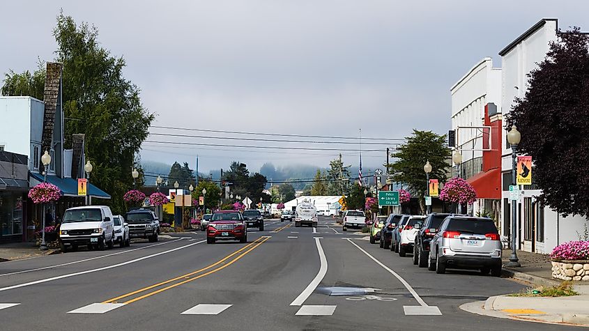 Traffic travelling along Fir Avenue in downtown Reedsport Oregon