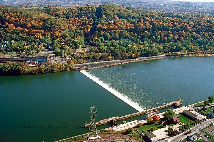 Lock and dam along the Allegheny River near Brackenridge.