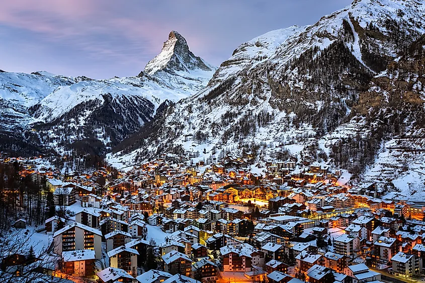 Letecký pohled na údolí Zermatt a vrchol Matterhornu ráno, Švýcarsko